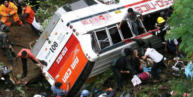 Yolcu otobüsü şarampole yuvarlandı: 51 ölü