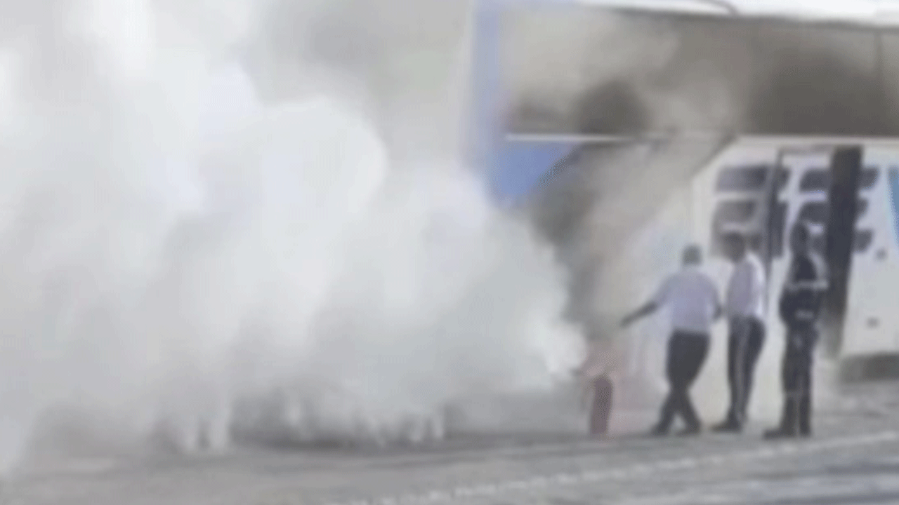 Yolcu otobüsü seyir halindeyken yandı! Panik anları kamerada!