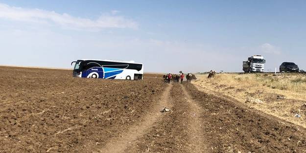 Yolcu otobüsü tarlaya girdi: Yaralılar var