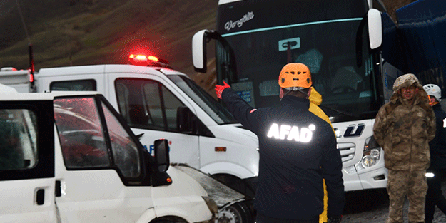 Yolcu otobüsü, TIR ve minibüsle çarpıştı: Ölüler ve yaralılar var