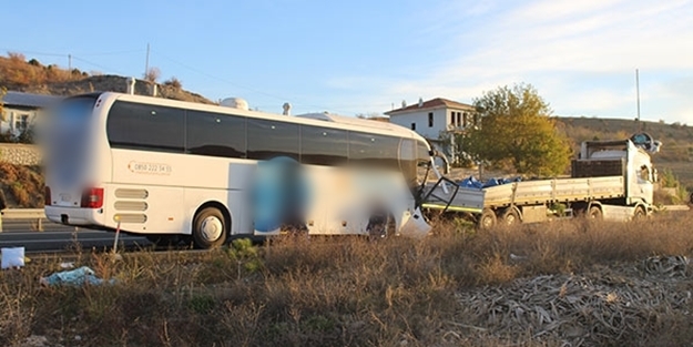 Yolcu otobüsü tıra arkadan çarptı! Ölü ve yaralılar var