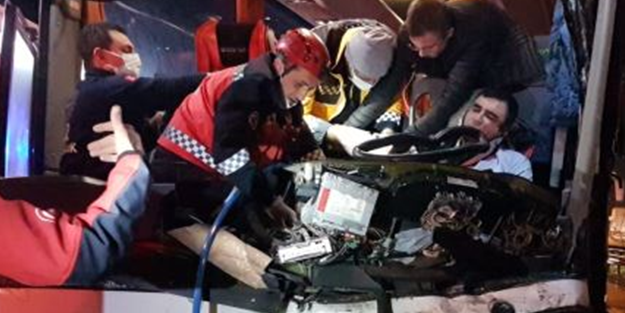 Yolcu otobüsü TIR'a çarptı! Çok sayıda yaralı var