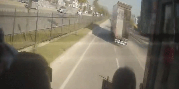 Yolcu otobüsü tıra çarptı! Dehşet anları kamerada