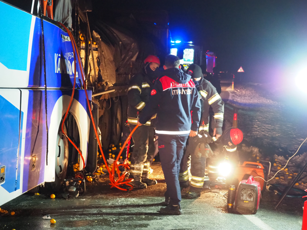 Yolcu otobüsü TIR'a çarptı! Ölü ve çok sayıda yaralı var