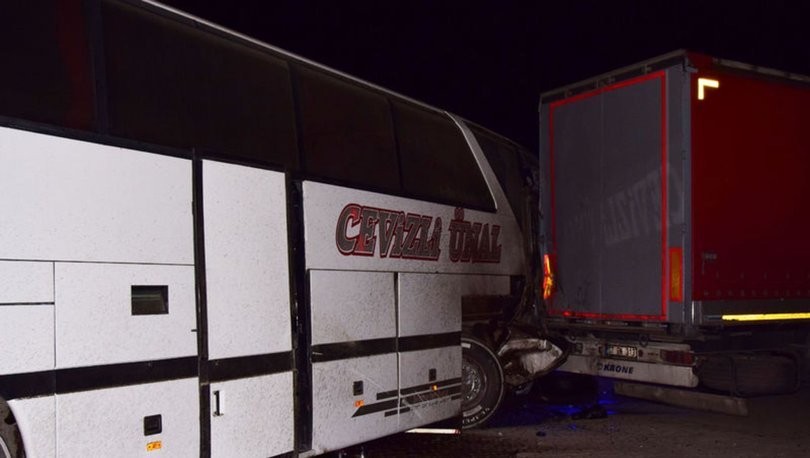 Yolcu otobüsü TIR'a çarptı