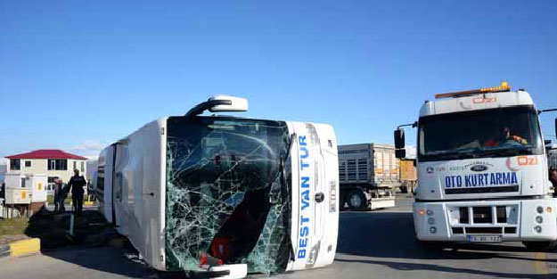 Yolcu otobüsü TIR'la çarpıştı! 34 kişi yaralandı