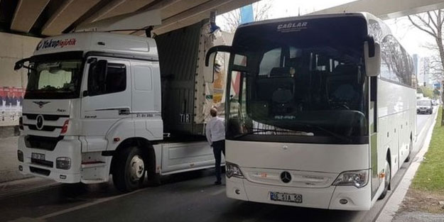 Yolcu otobüsü ve TIR, Ataköy'de üst geçide sıkıştı!