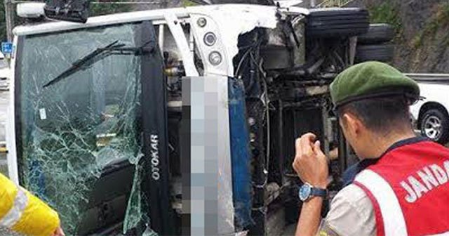 Yolcu otobüsü yan yattı: 24 yaralı