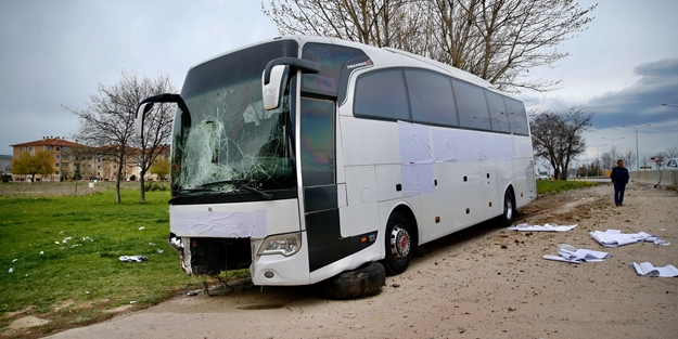 Yolcu otobüsün bariyere çarptı: Çok sayıda yaralı var