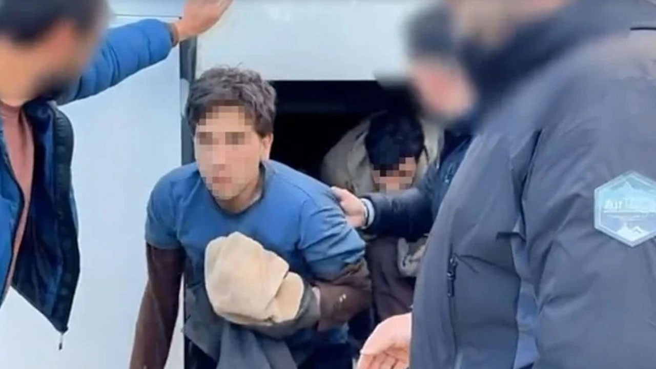 Yolcu otobüsünde skandal: Bagajdan 53 kaçak göçmen çıktı