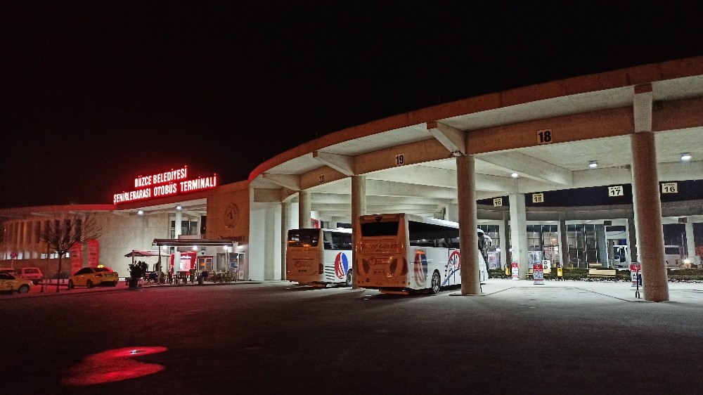 Yolcu otobüsünde valizden kaçan piton paniğe neden oldu 