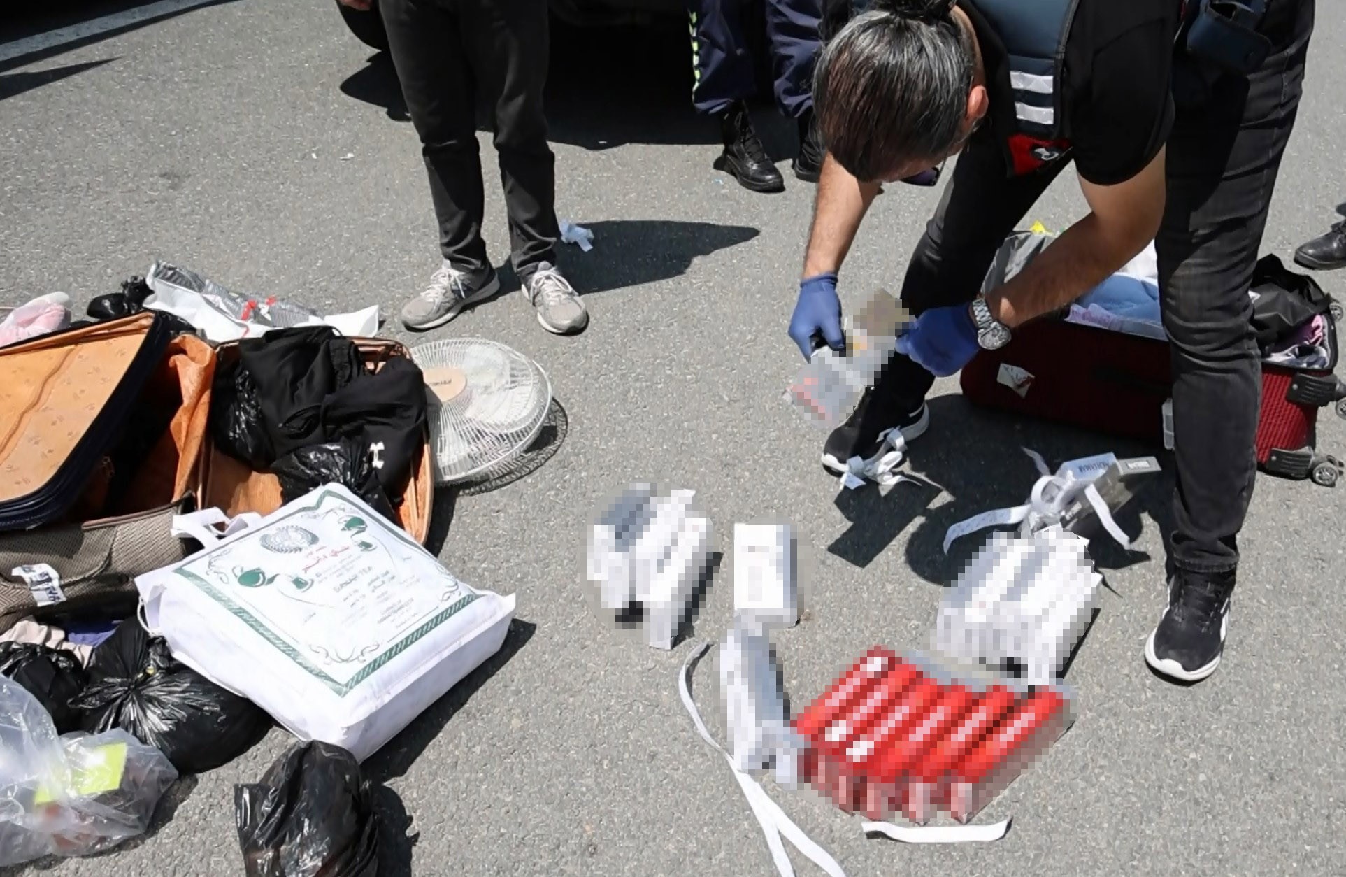 Yolcu otobüsündeki valizden kaçak sigara çıktı