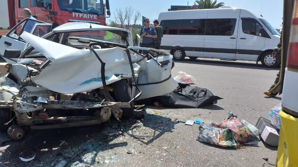 Yolcu otobüsüne çarpan otomobilde can pazarı: 1 ölü 