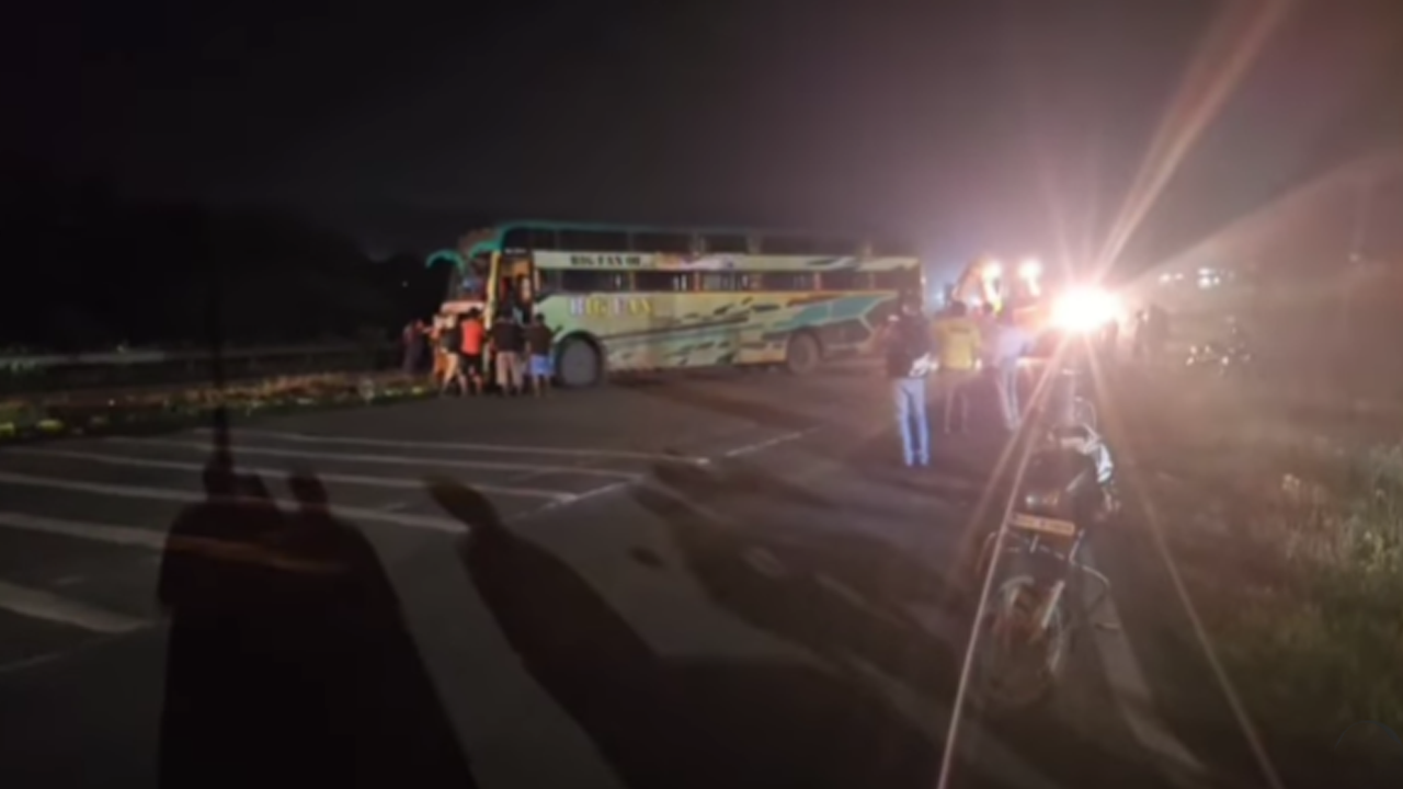 Yolcu otobüsüne silahlı baskın! 18 kişi kaçırıldı