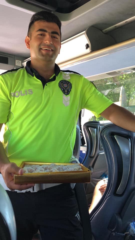 Yolcu otobüsünü durduran polisler bakın ne yaptı 