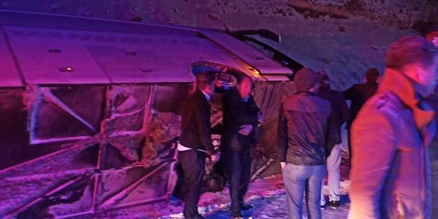 Yolcu otobüsünün devrilmesi sonucu 2 kişi yaralandı