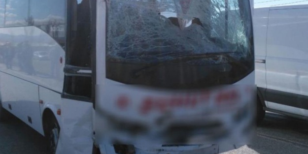 Yolcu otobüsüyle kamyonet çarpıştı: 19 yaralı