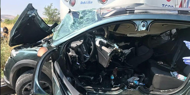 Araba yolcu treninin altında kaldı: Bir aile yok oldu!