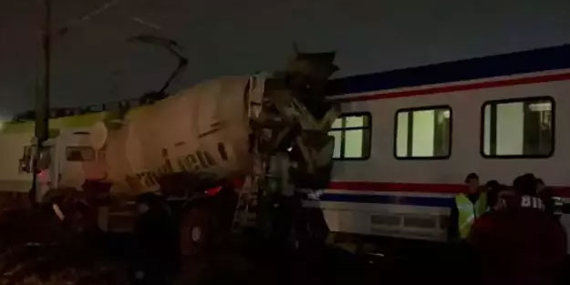 Yolcu treni beton mikseri ile çarpıştı