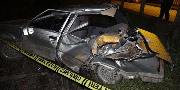 Yolcu treni hemzemin geçitte otomobile çarptı