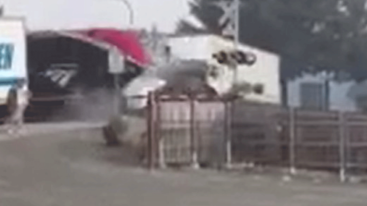 Yolcu treni hemzemin geçitteki tıra çarptı!