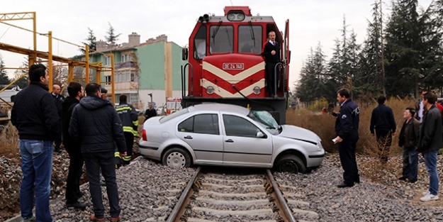 Yolcu treni otomobile çarptı: 1 yaralı