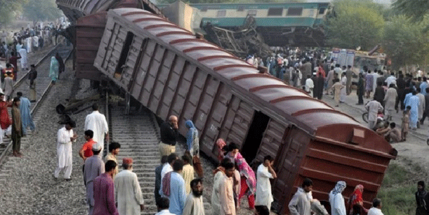 Yolcu treni raydan çıktı! 15 kişi öldü, onlarca yaralı