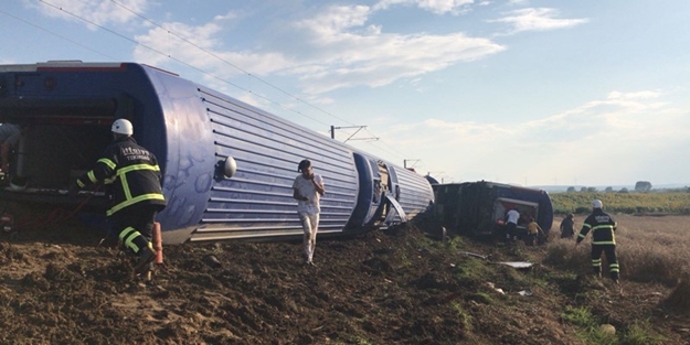 Yolcu treni raydan çıktı! Çok sayıda ölü ve yaralı var