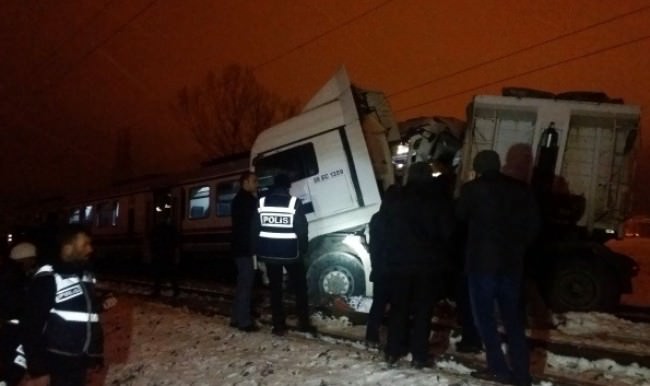 Yolcu treni TIR'a çarptı: 1 ölü, 14 yaralı