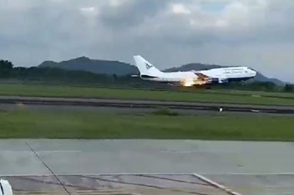 Yolcu uçağı acil iniş yaptı