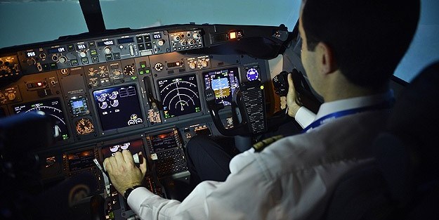 Yolcu uçağının pilotu havada öldü!
