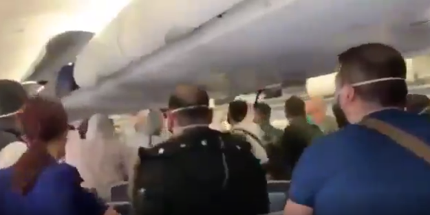 Yolcu uçağında öksürünce ortalık karıştı!