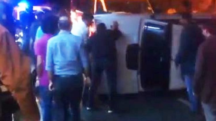 Yolcular takla atan aracı kaldırdı