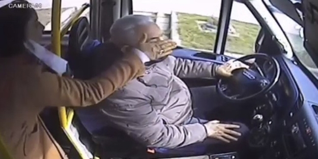 Yolculara dehşeti yaşattı: Kadın yolcu, direksiyon başındaki minibüs şoförüne saldırdı!