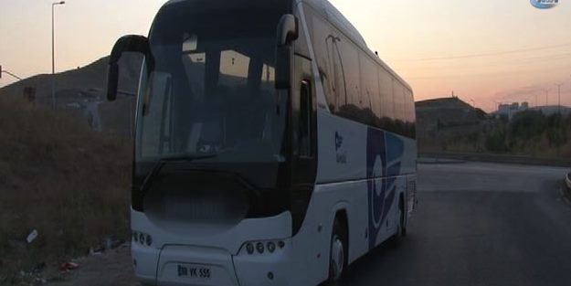 Yolculardan tepki gelince otobüsü bıraktı kaçtı