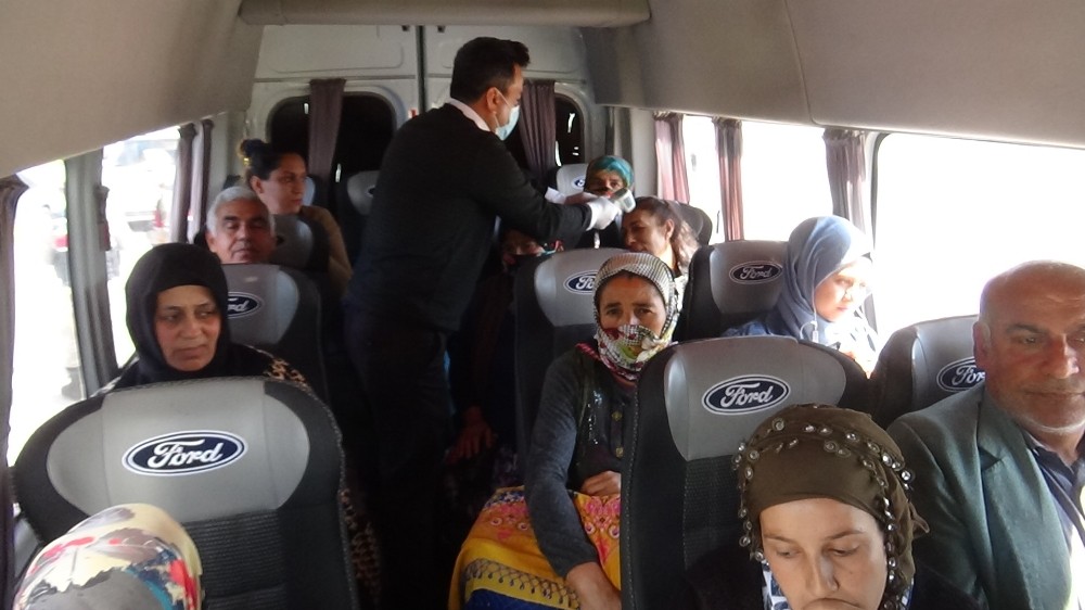 Yolcuların ateşi ölçüldü maske dağıtıldı 