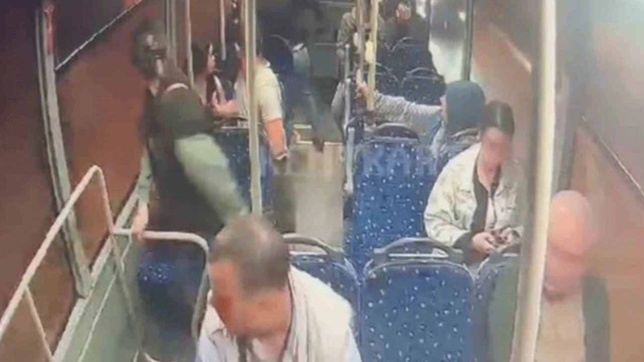 Yolcuların gözü önünde defalarca bıçakladı! Cinayet anı kamerada!