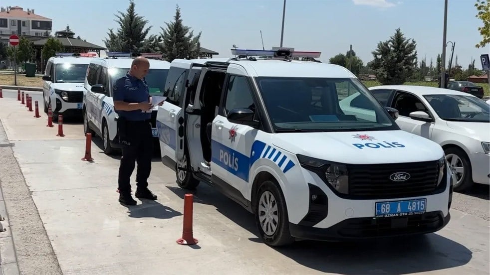 Yolda birbirleri ile kavga ederken bahçesinde oturan kadını vurdular!