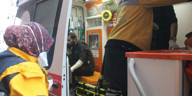 Yolda bulduğu bomba elinde patladı!