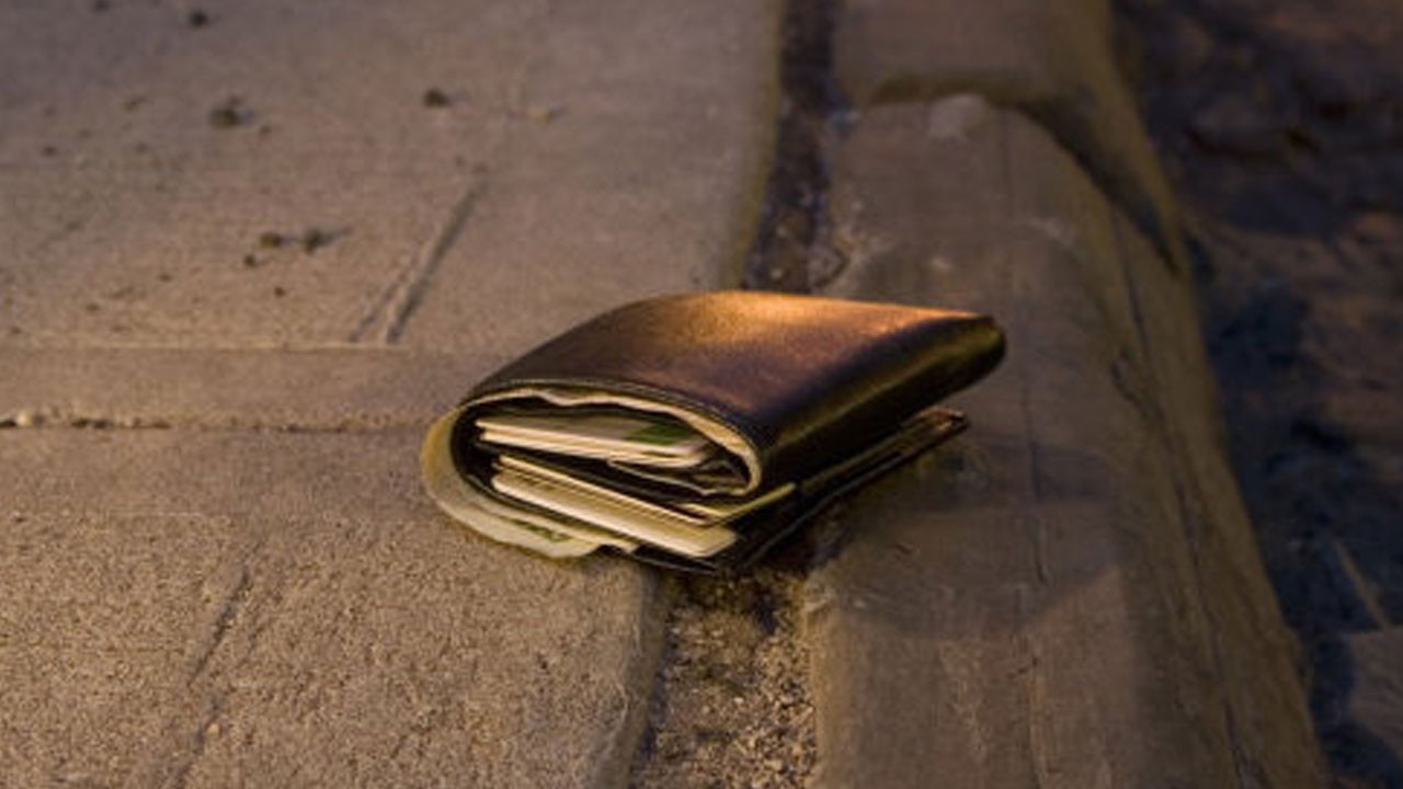 Yolda bulduğu cüzdanı bakın ne yaptı