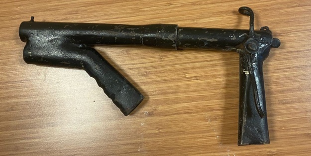 Yolda bulduğu düzenek patladı, yaralandı