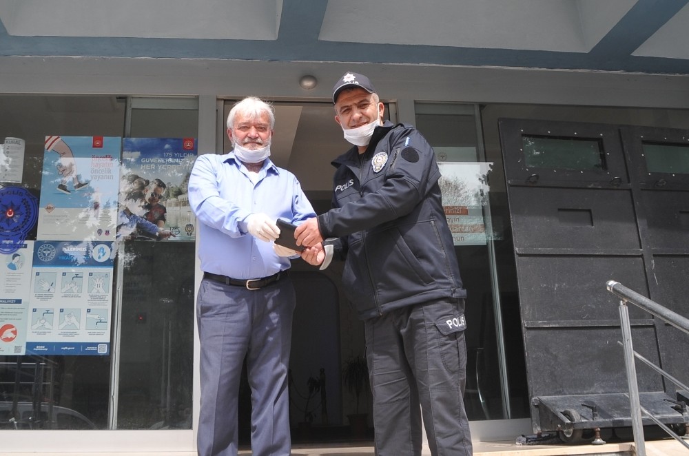 Yolda bulduğu içi para dolu cüzdanı polise teslim etti 