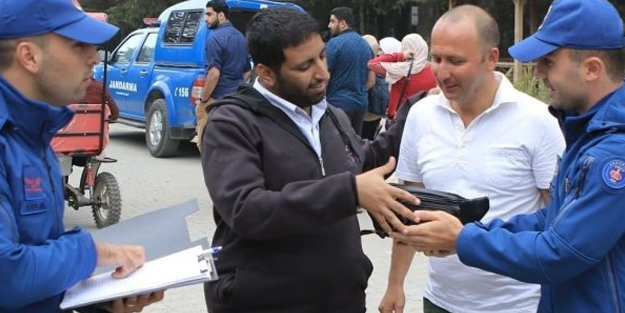 Yolda bulduğu para dolu çantayı sahibine teslim etti!