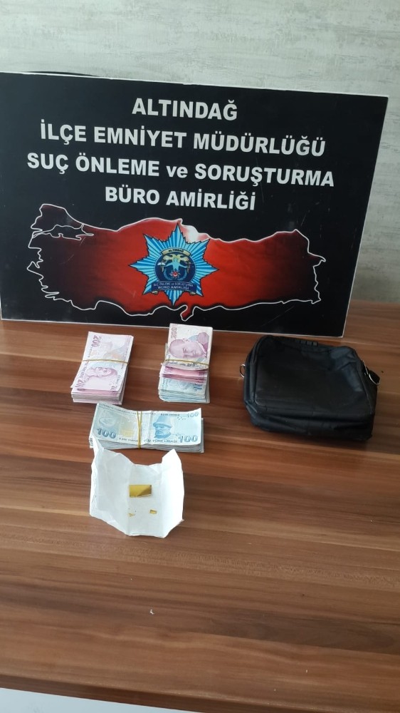 Yolda bulduğu paranın üzerine yatmaya çalıştı ama polis parayı gerçek sahibine ulaştırdı 