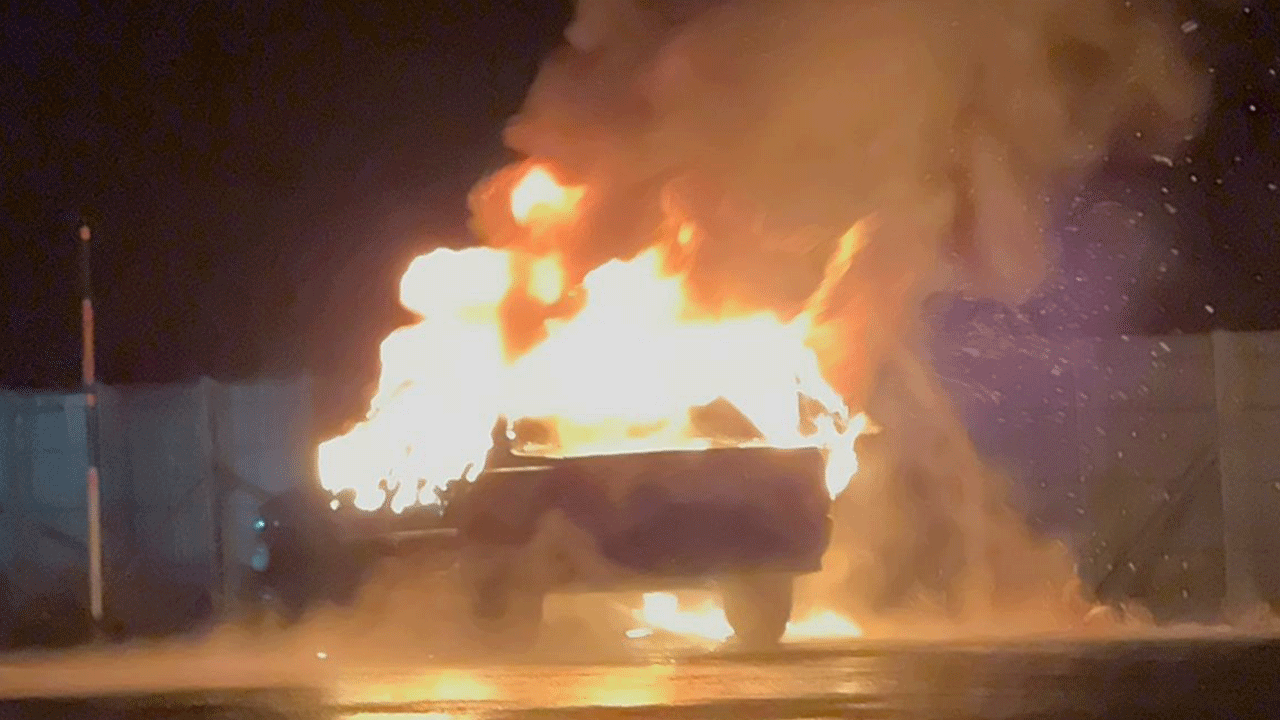 Yolda ilerleyen otomobilde korkutan anlar! Alevlere teslim oldu