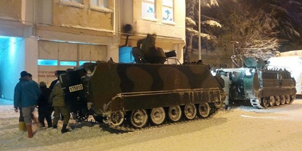 Yolda kalan 224 kişi tanklarla kurtarıldı