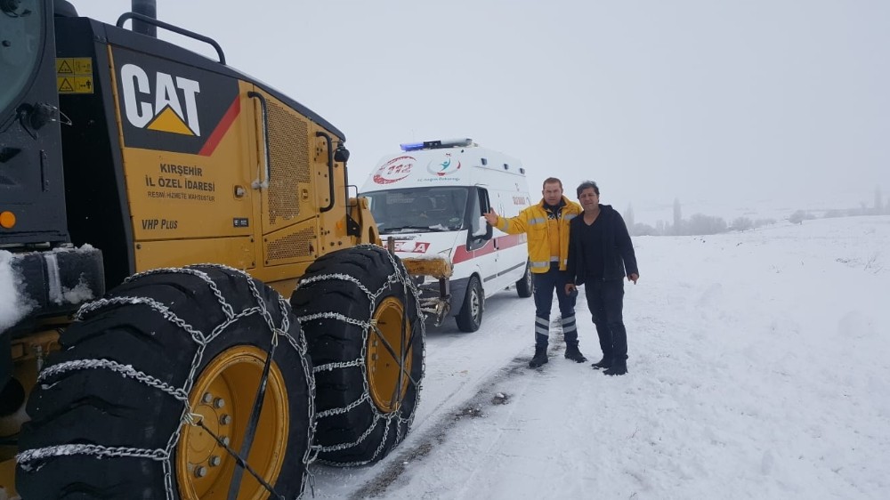 Yolda kalan ambulans ekiplerce kurtarıldı 