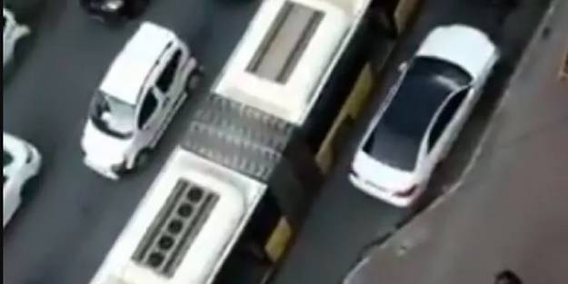 Yolda kalan İETT otobüsü trafiği felç etti