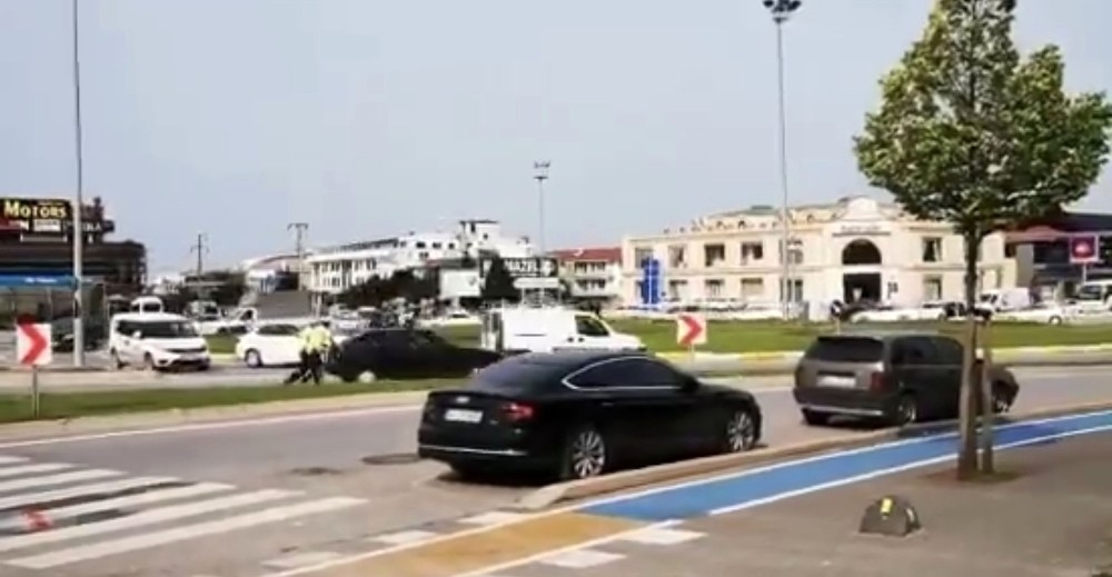 Yolda kalan sürücünün yardımına polis memuru koştu 