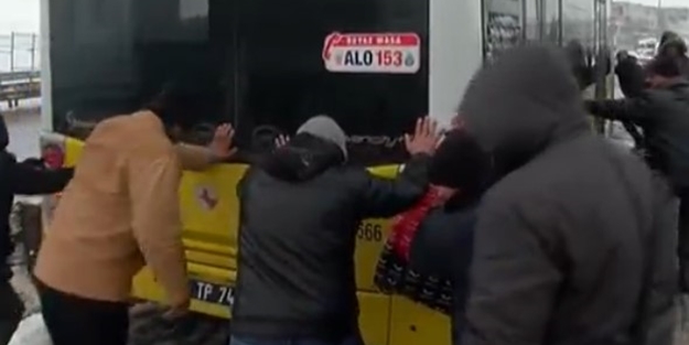 Yolda kalan yolcular metrobüsü itti! (VİDEO)